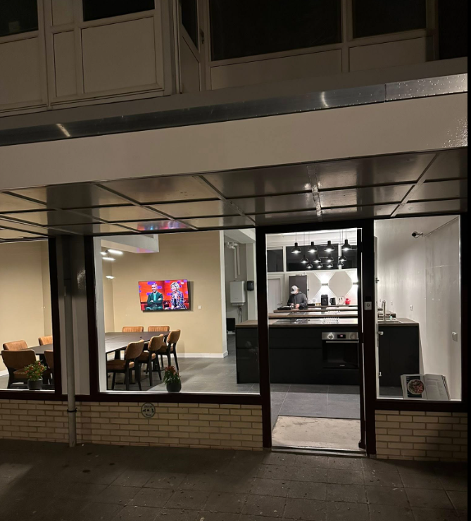 Professionele verlichtingsinstallatie en elektrotechniek voor een kookstudio in den Haag, uitgevoerd door Stoker Elektro.