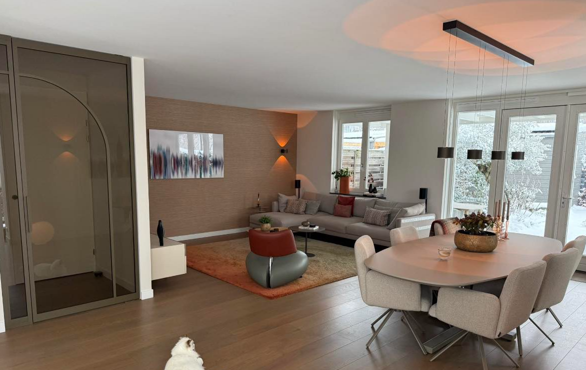 Luxe woonkamerrenovatie in Ridderkerk waarbij stopcontacten zijn verlaagd naar 30cm voor een modern interieur.