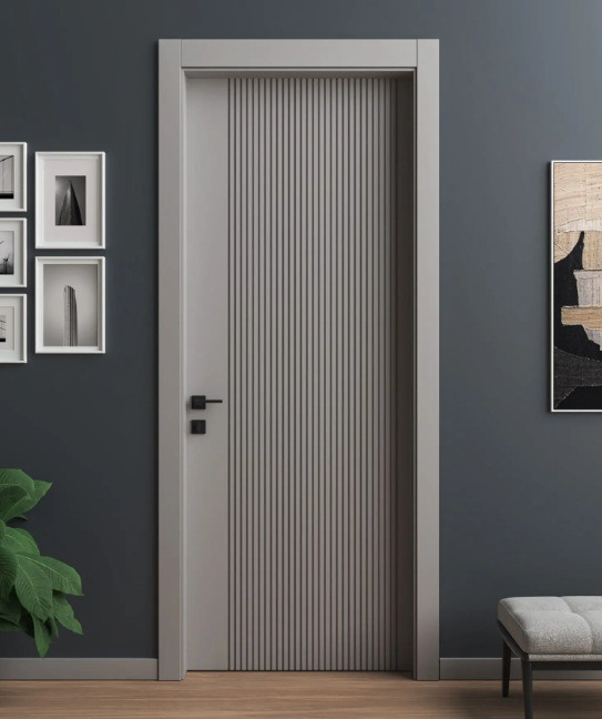 Modern iç mekan kapısı ve duvar dekorasyonları ile oturma odası