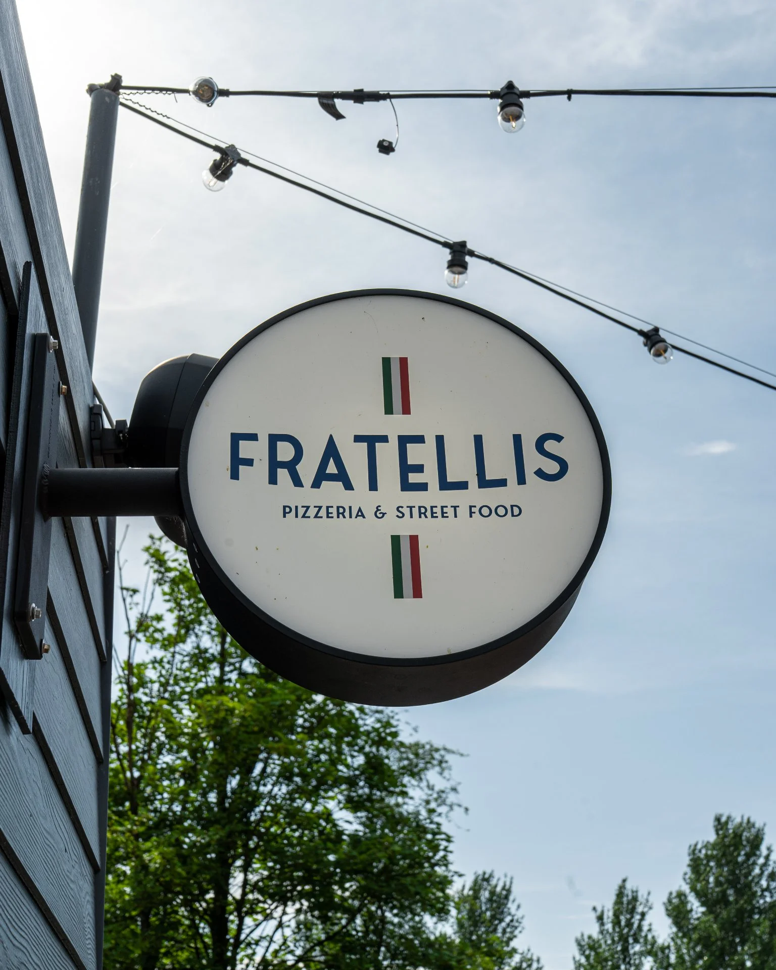 fratellis-sign-DJsDEw7z.jpg