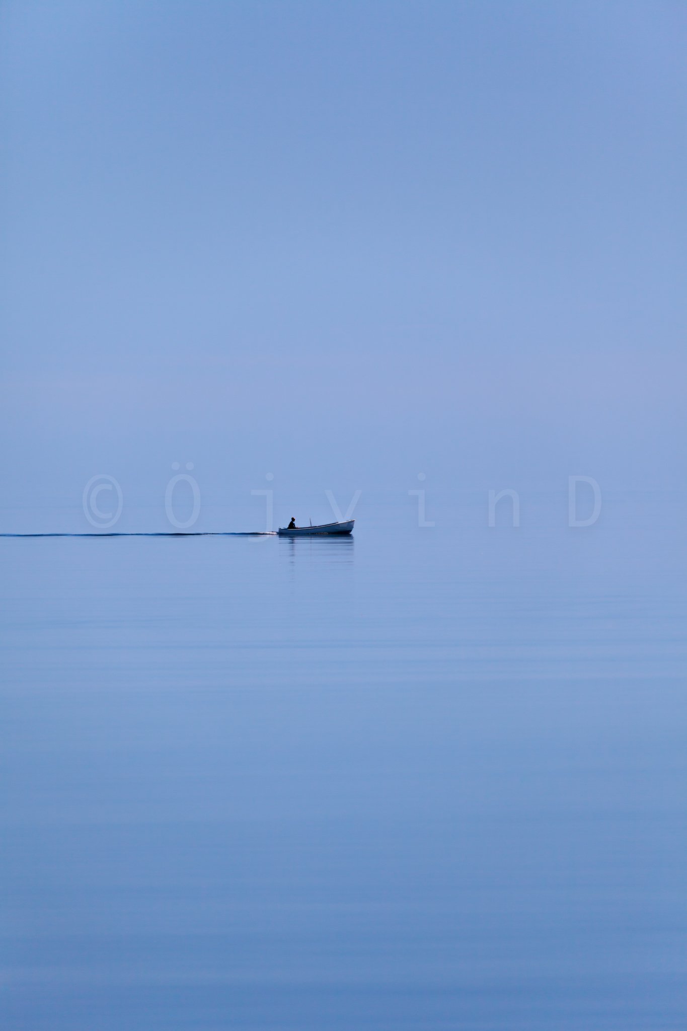 minimalist-boat-scene-in-blue-gotland.liten.jpg