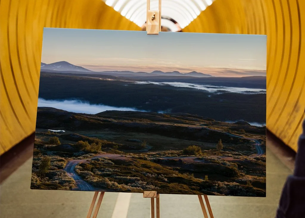 tandalen-fjallandskap-morgonljus-dimma-slingrande-vag-harjedalen-canvas-2.jpg