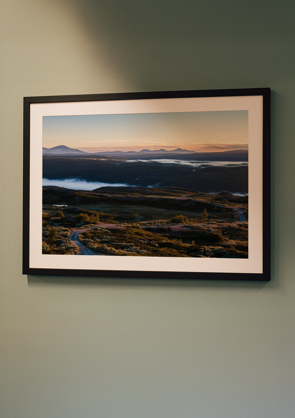 tandalen-fjallandskap-morgonljus-dimma-slingrande-vag-harjedalen-framedartprint-portrait.png