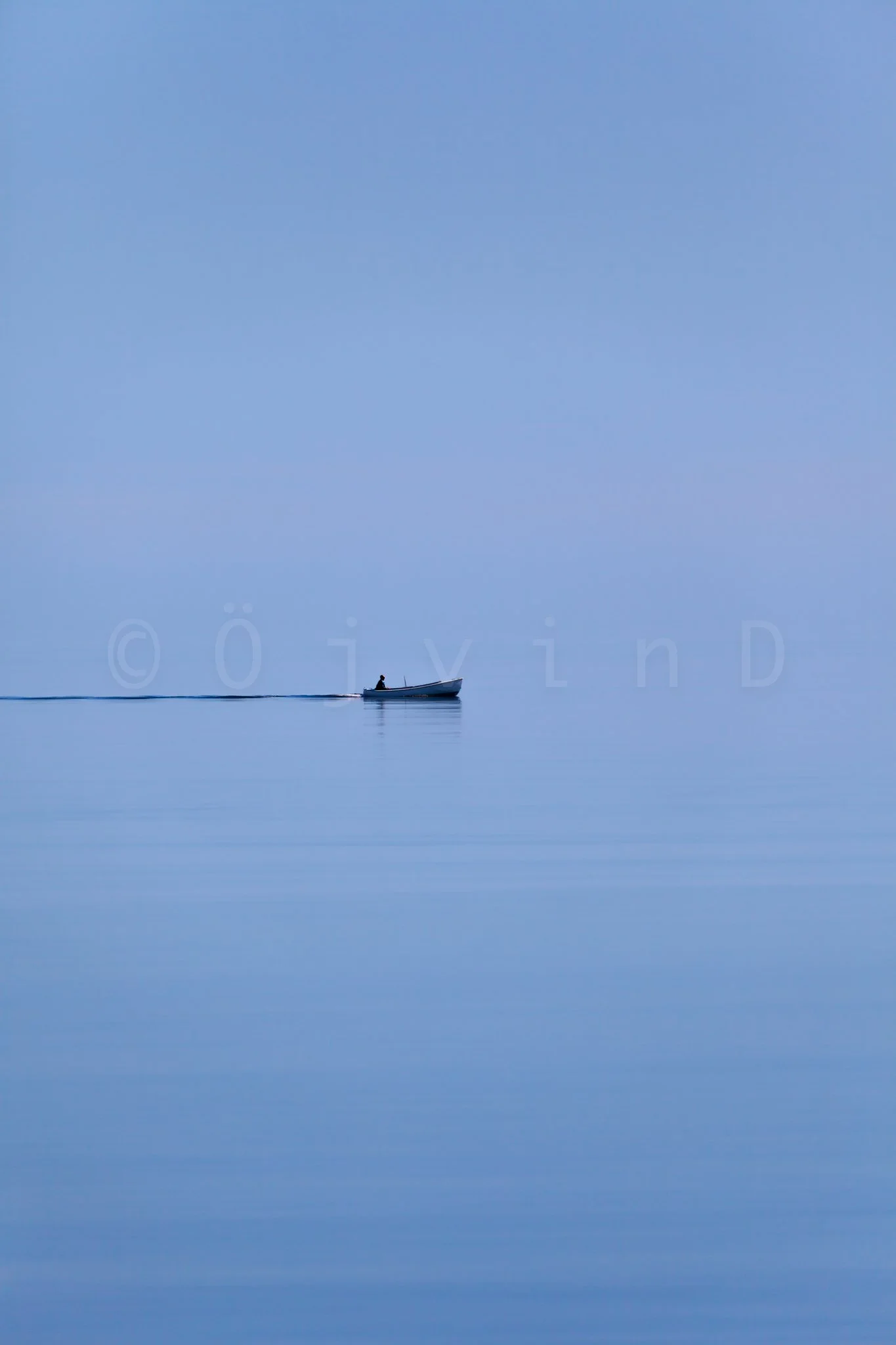 minimalist-boat-scene-in-blue-gotland.liten.jpg