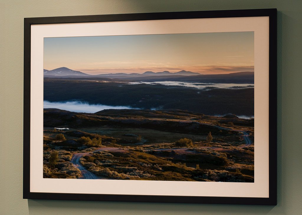 tandalen-fjallandskap-morgonljus-dimma-slingrande-vag-harjedalen-framedartprint-1.jpg
