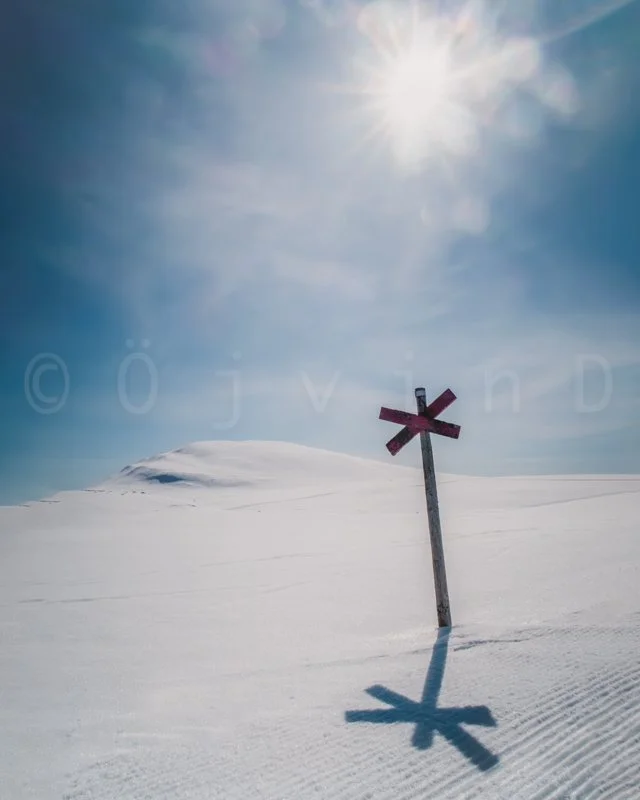 winter-trail-marker-swedish-mountains-snow-sun.jpg