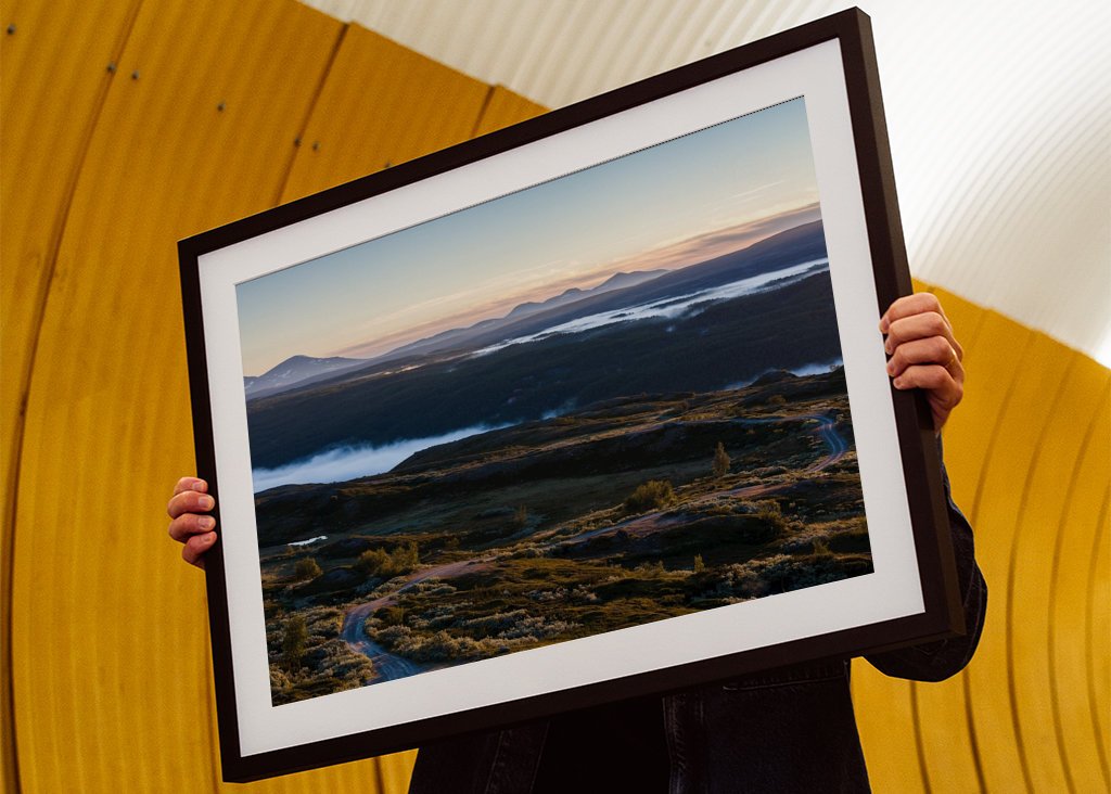 tandalen-fjallandskap-morgonljus-dimma-slingrande-vag-harjedalen-framedartprint-2.jpg