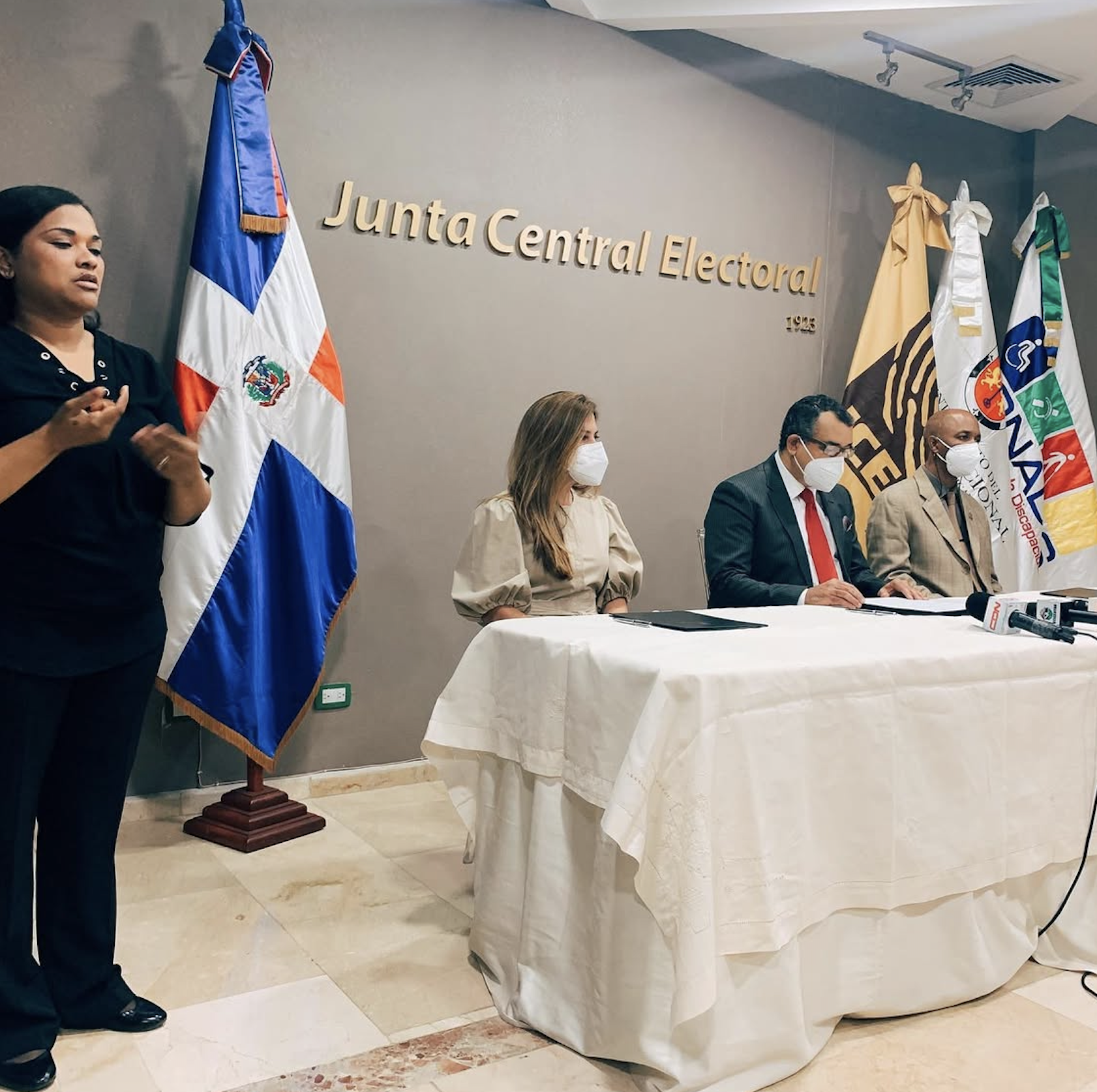This image documents the historic agreement between the Mayor’s Office of Santo Domingo and the Central Electoral Board, establishing a collaboration to address accessibility in national elections. Through the Department of Inclusion the municipality