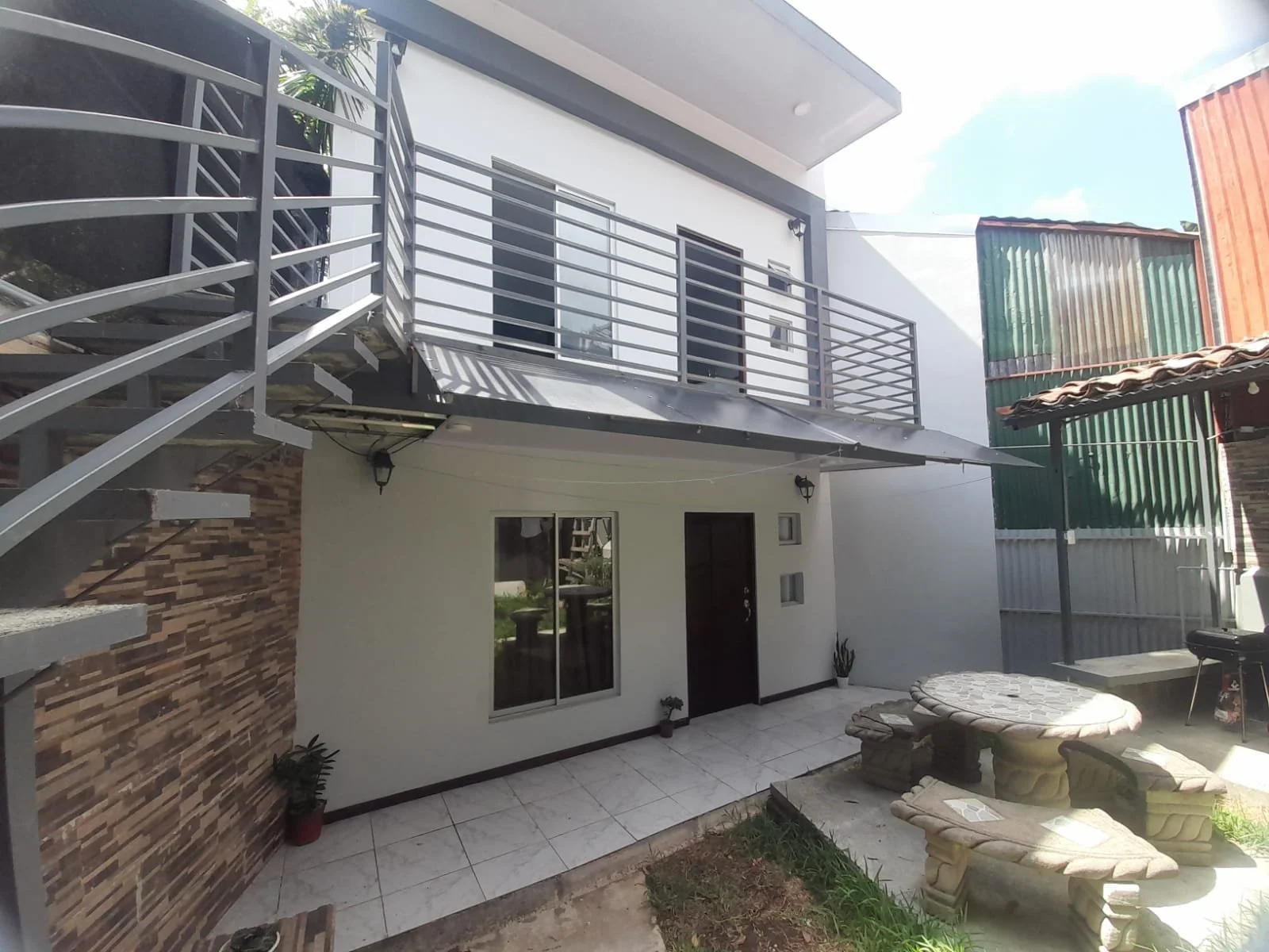 Nombre: Apartamentos Barrio España #2
Área: 100 m2 ( 2 unidades 50 m2)
Sistema Constructivo Liviano
