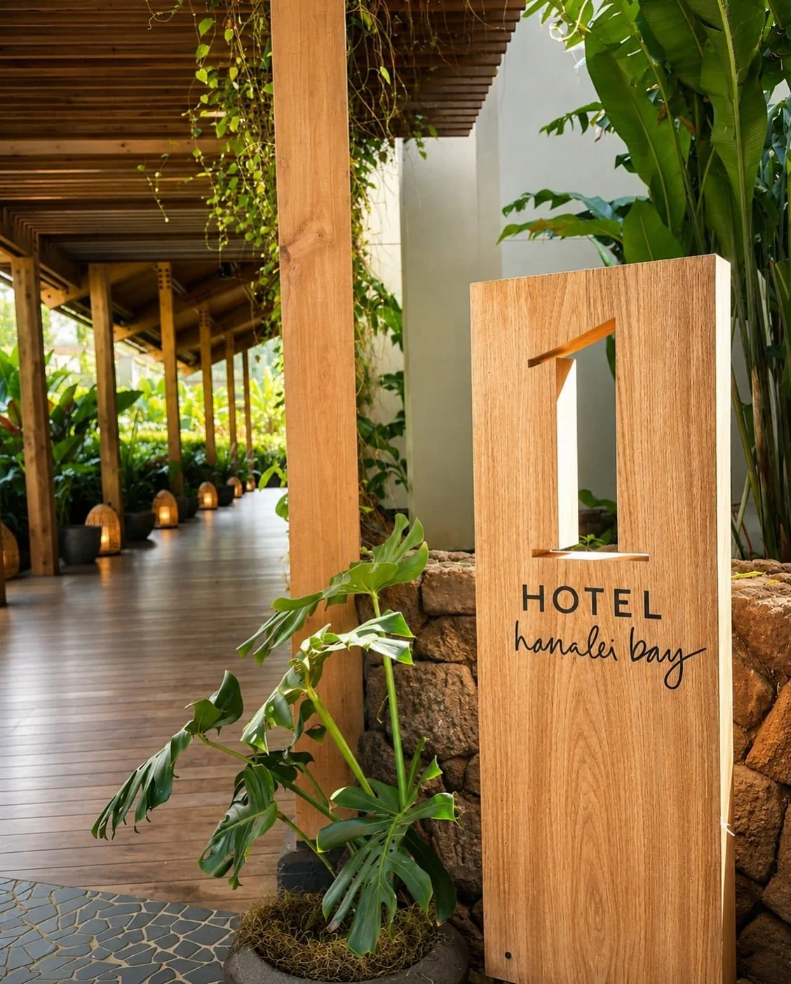 Some places inspire you long before you ever visit them.
One Hotel Hanalei Bay was one of those places for me.
Designed by Nicole Hollis, every detail feels intentional. The layered textures, warm woods, handcrafted elements, organic forms, and seaml