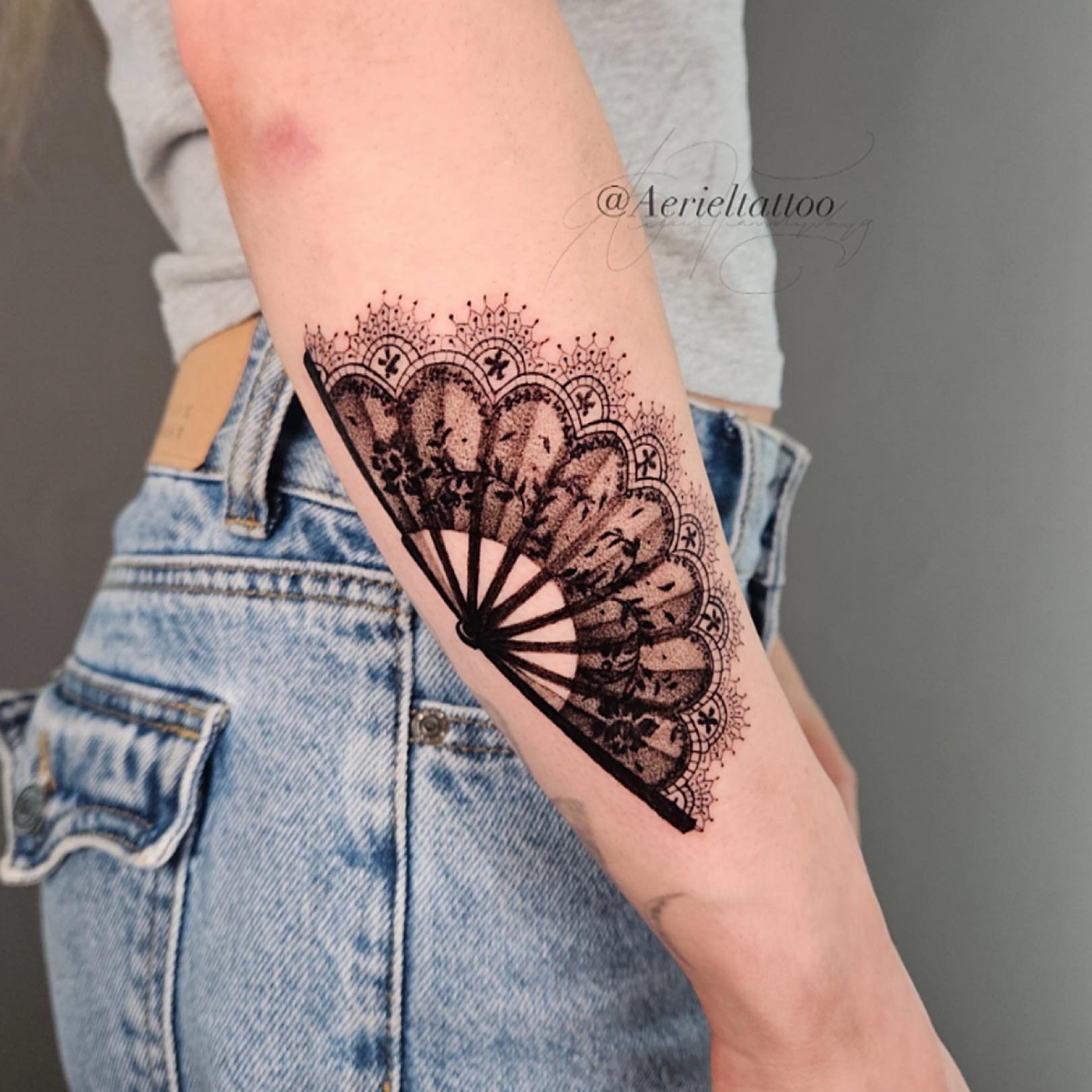 Custom lace fan, book with link in bio