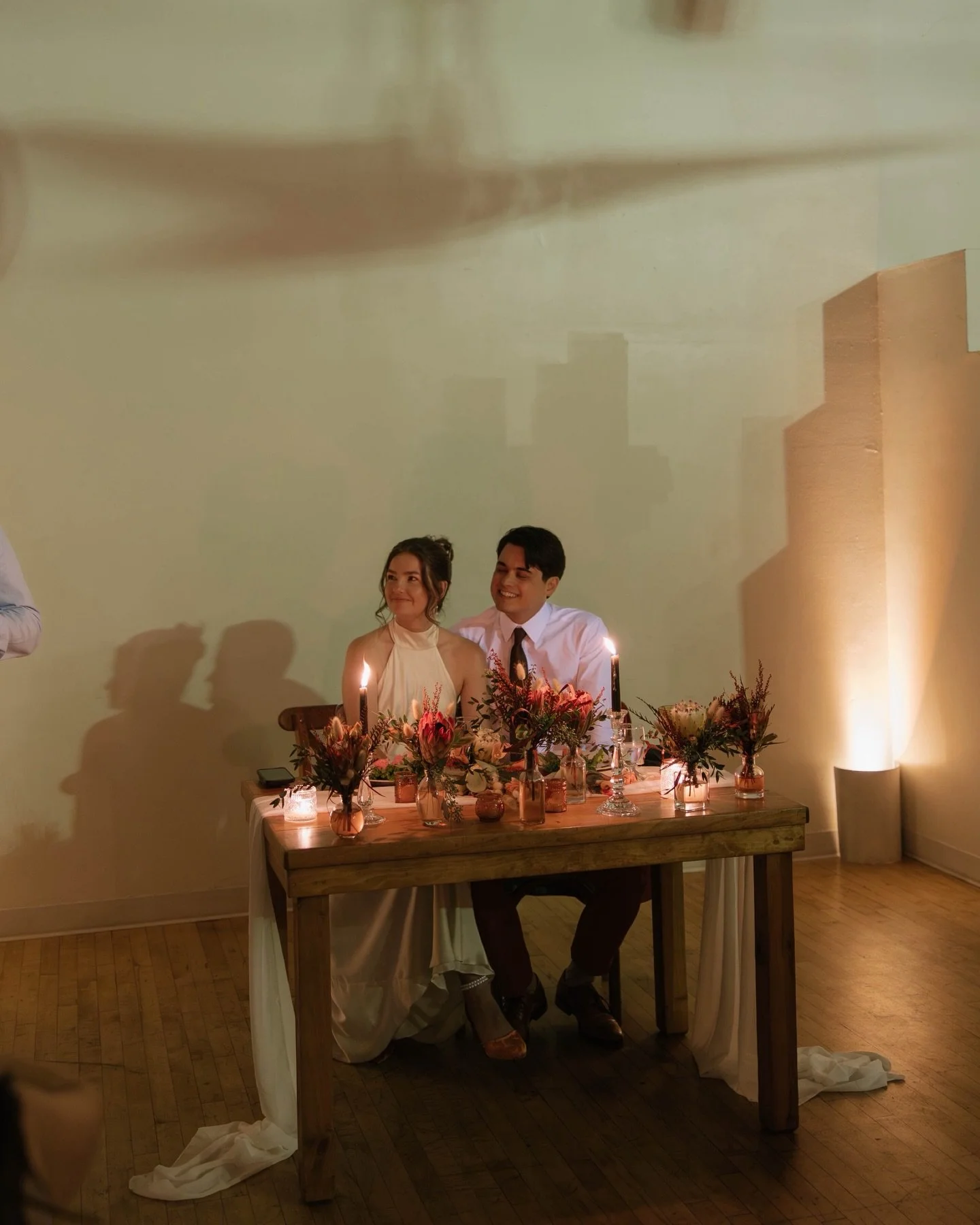 What an intimate candlelit dinner reception looks like, documented on digital &amp; film 🕯️

I have such a heart for photographing love this way, unrushed, intentional, and full of small, fleeting moments. The kind that exist only when trust is pres