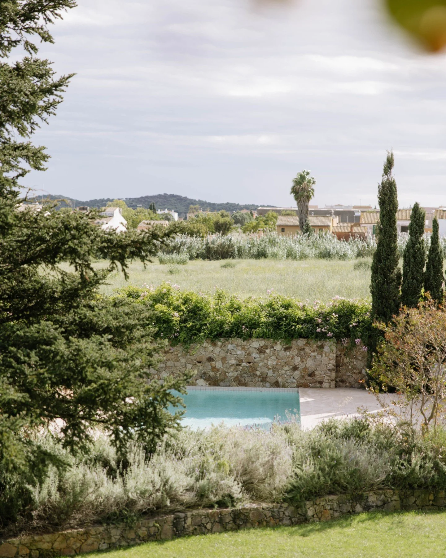 The sweetest wedding morning with the bride and her girls🦢🏹✨ What a dream to spend the day on the coast of Spain documenting these moments. 

Assisted by the lovely: @threetruthsphoto

#CostaBravaWedding #SpainElopement #IntimateWedding #Destinatio
