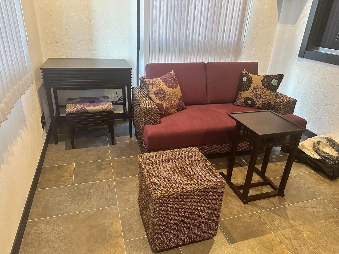 〜店内紹介〜
⁡
🛋🌺 アジアンテイストで落ち着いた雰囲気
店内はアジアンテイストの家具をそろえた、
まるでリゾートに来たようなリラックス空間🌺🌿
ふかっと沈むソファや、落ち着いた色味のクッションが
心までほぐしてくれるような、ゆったりとした雰囲気です✨
「ここ好き&hellip;」「ずっと居たくなる」と言ってくださる方も多いんです🥰
日常を忘れてほっとできる時間をお過ごしください💆&zwj;♀️💕⁡
⁡
📸 インスタ映えスポット
サロンに入るとすぐ目に入るのが、この&ldquo