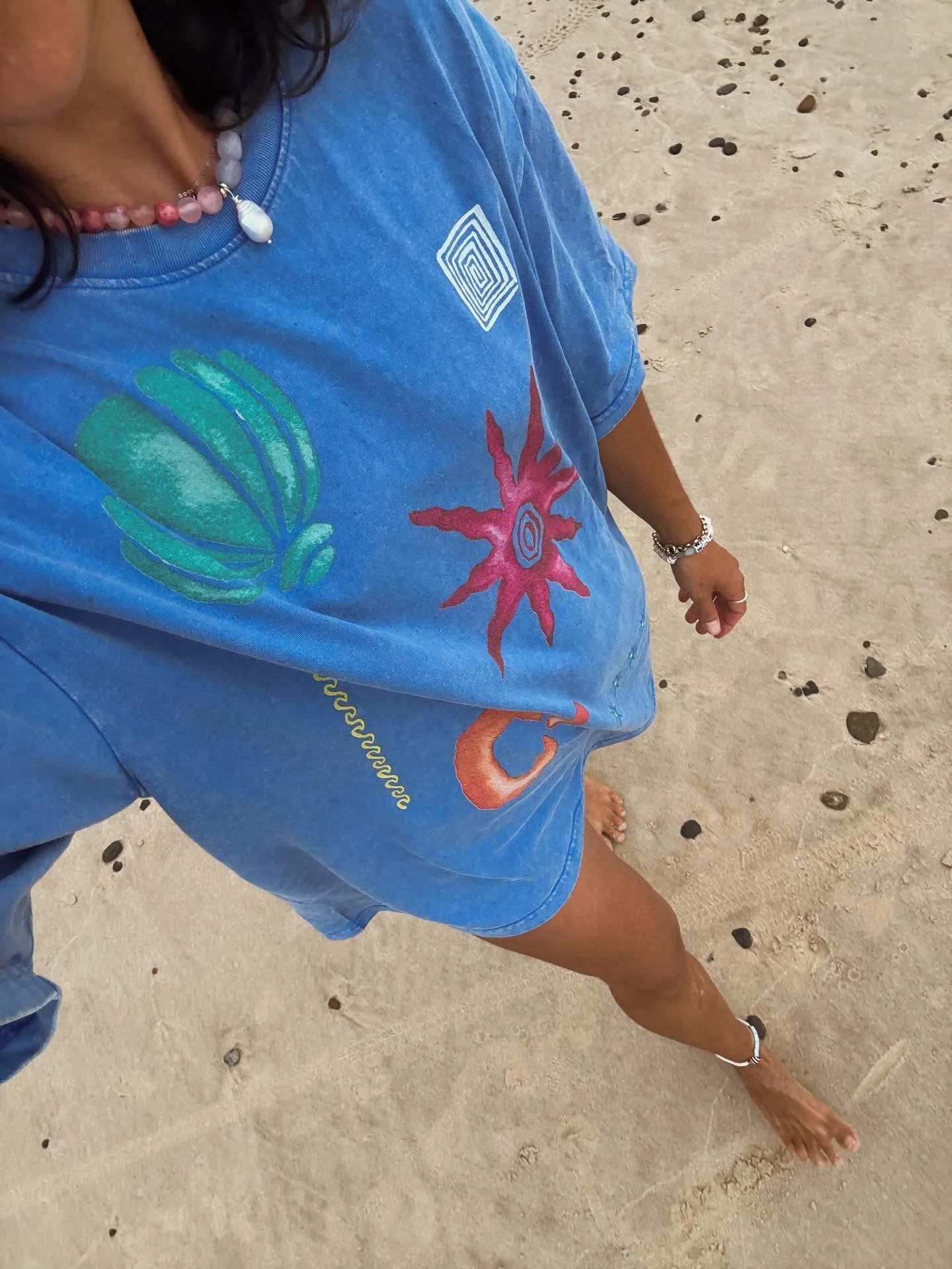 living in @zamimi___ the softest, comfiest tee and the most amazing hand painted and hand printed designs by ~ 22 year old ~ Bella!! wearing the Swell Tee in a M 🌀💫💙🐚