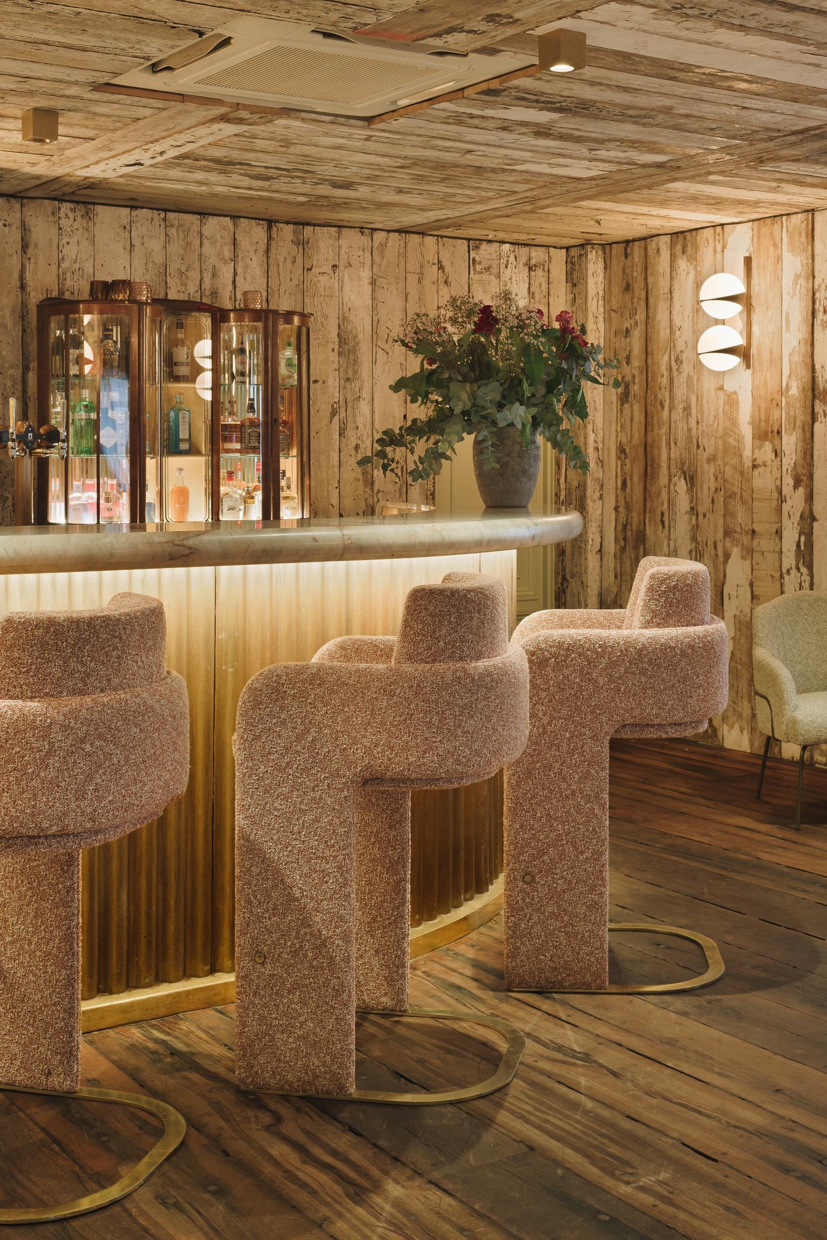 THE CROSS, LONDON 

Creative Consultant: Studio Brasier 
Interior Design: B3 Designers 
Furniture Curation: Inside Out Contracts