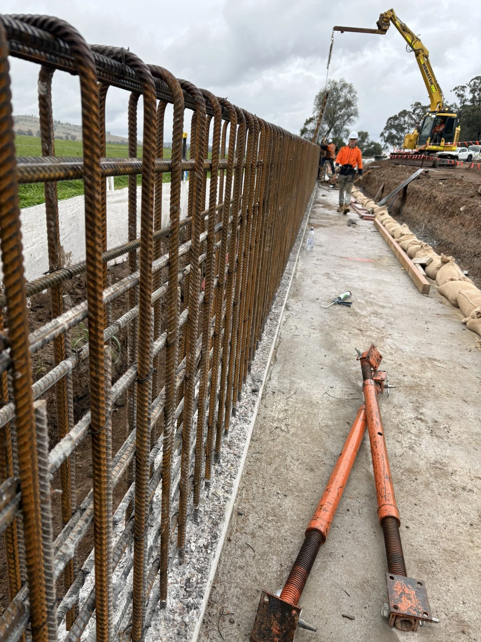 MONEIR Pty Ltd contributed to the Central West Orana Renewable Energy Zone – Port to REZ Road Upgrade, delivering high-quality steel fixing and civil works to support one of Australia’s largest renewable energy infrastructure projects.