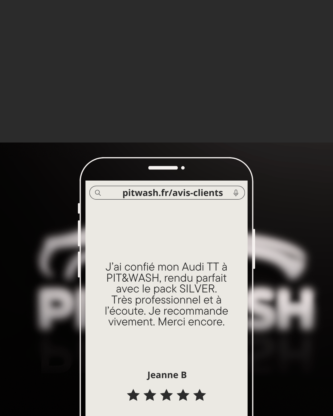 Capture d'écran d'un téléphone affichant un avis client sur le site pitwash.fr, complimentant la qualité du service de lavage de voiture pour une Audi TT, avec une note de cinq étoiles.