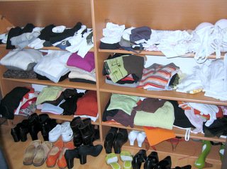 Ungeordnete Kleidung im Regal – Zu Beginn eines Strukturtrainings im privaten Raum