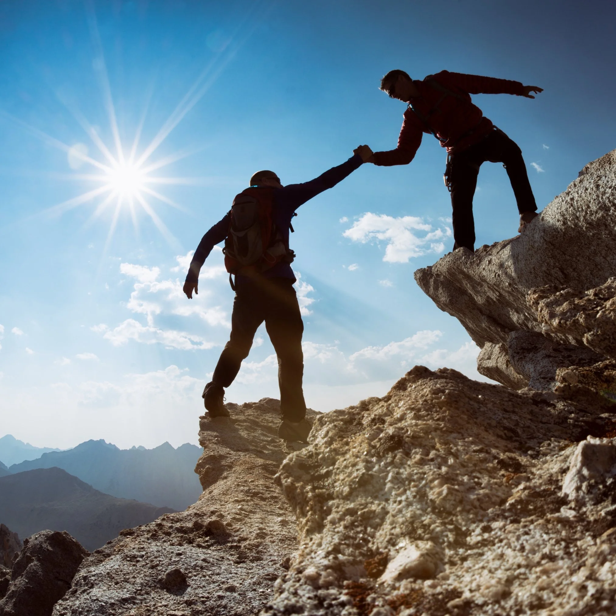 Zwei Menschen unterstützen sich gegenseitig – Symbol für Vertrauen, echtes Miteinander und achtsame Führung