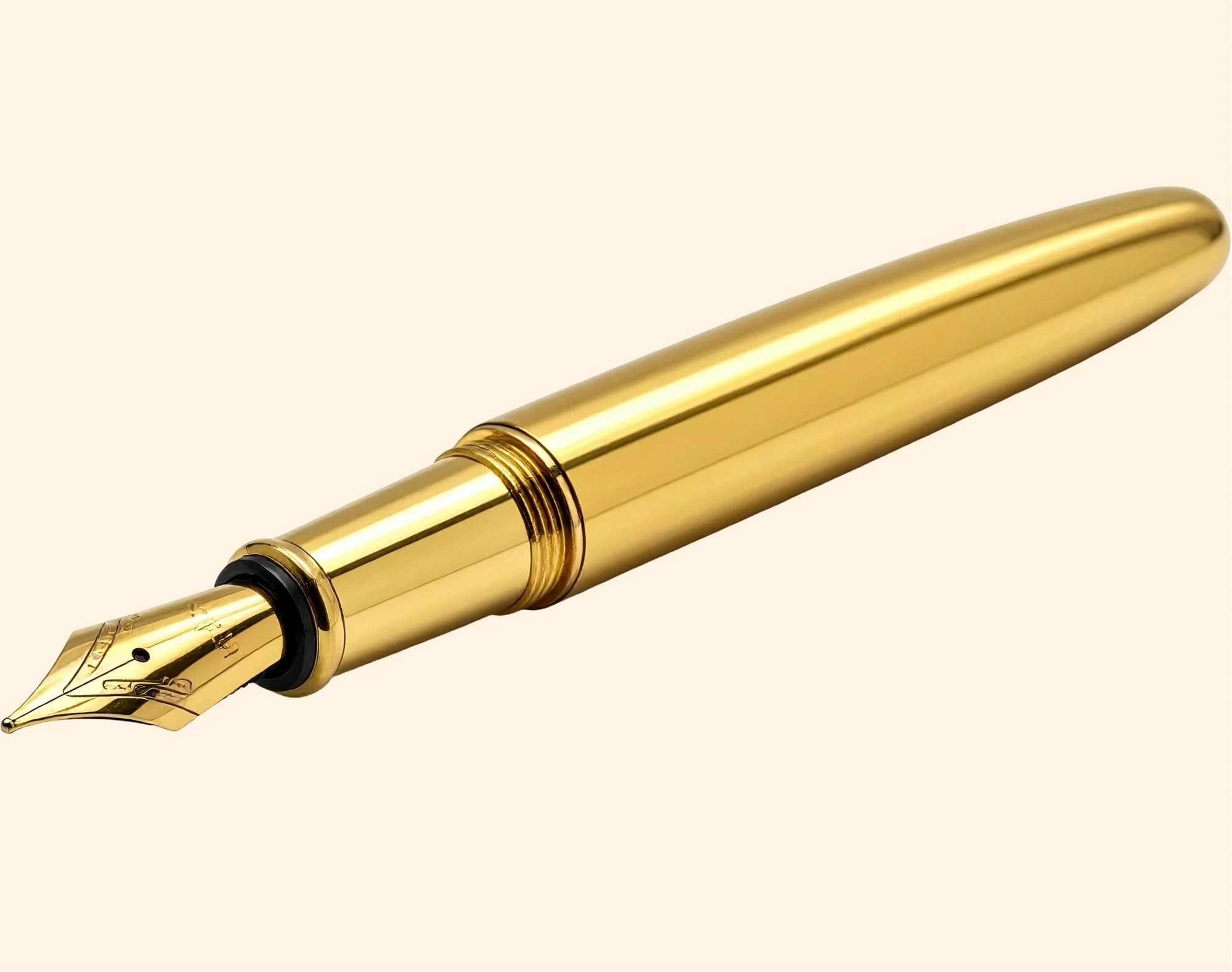 Ein goldener Füllfederhalter liegt auf hellem Untergrund – Symbol für Klarheit und den Moment, in dem Gedanken Form annehmen