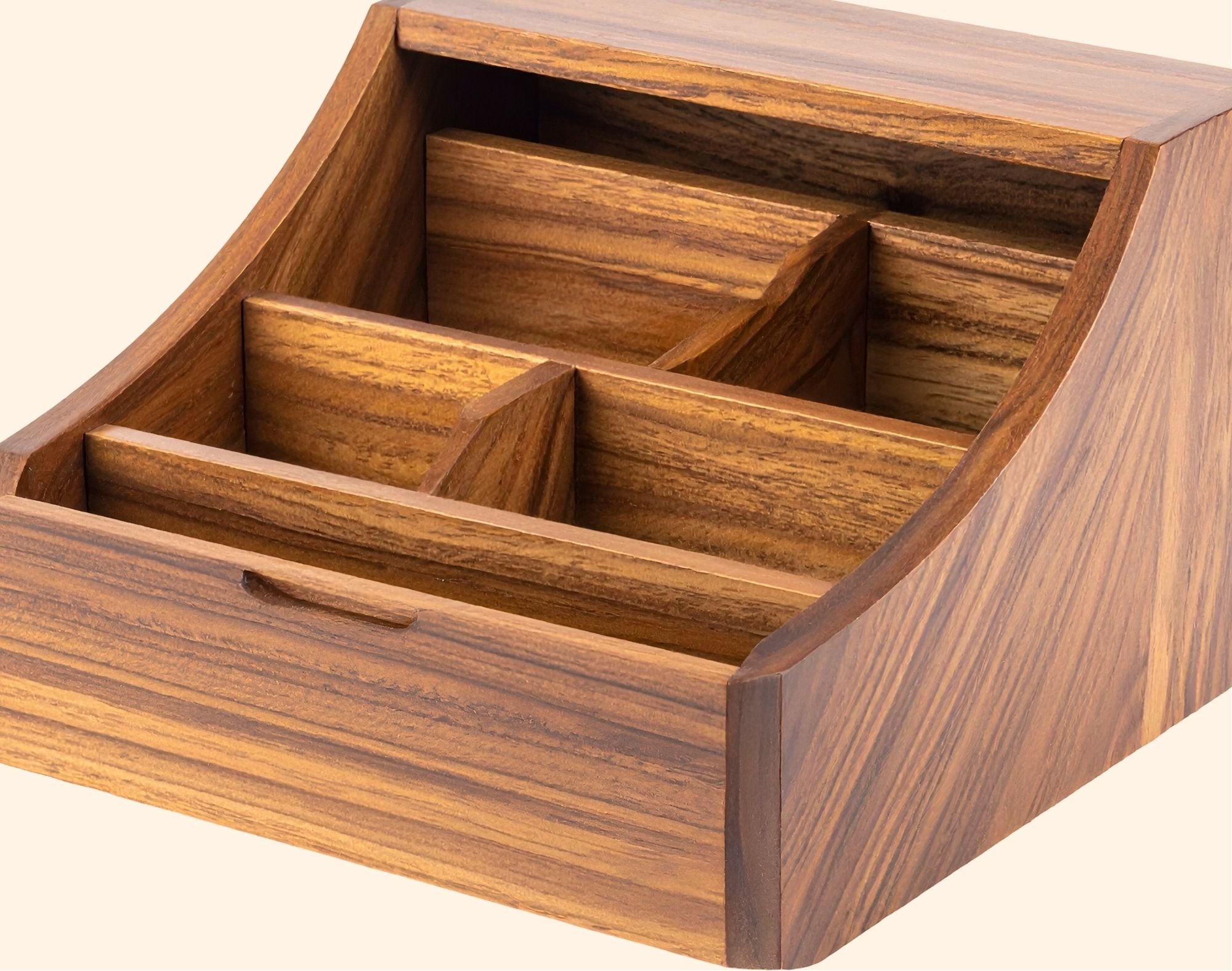 Eine geöffnete Holzbox mit kleinen Fächern – Symbol für Struktur, Klarheit und den Raum, in dem Neues entstehen kann.