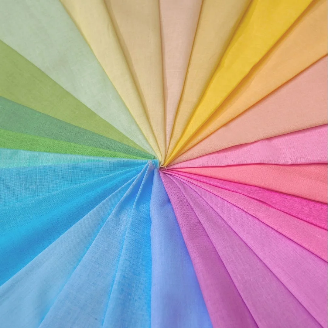 Farbtücher in sanften Farben – Symbol für Farbberatung in Kleidung und Raumgestaltung