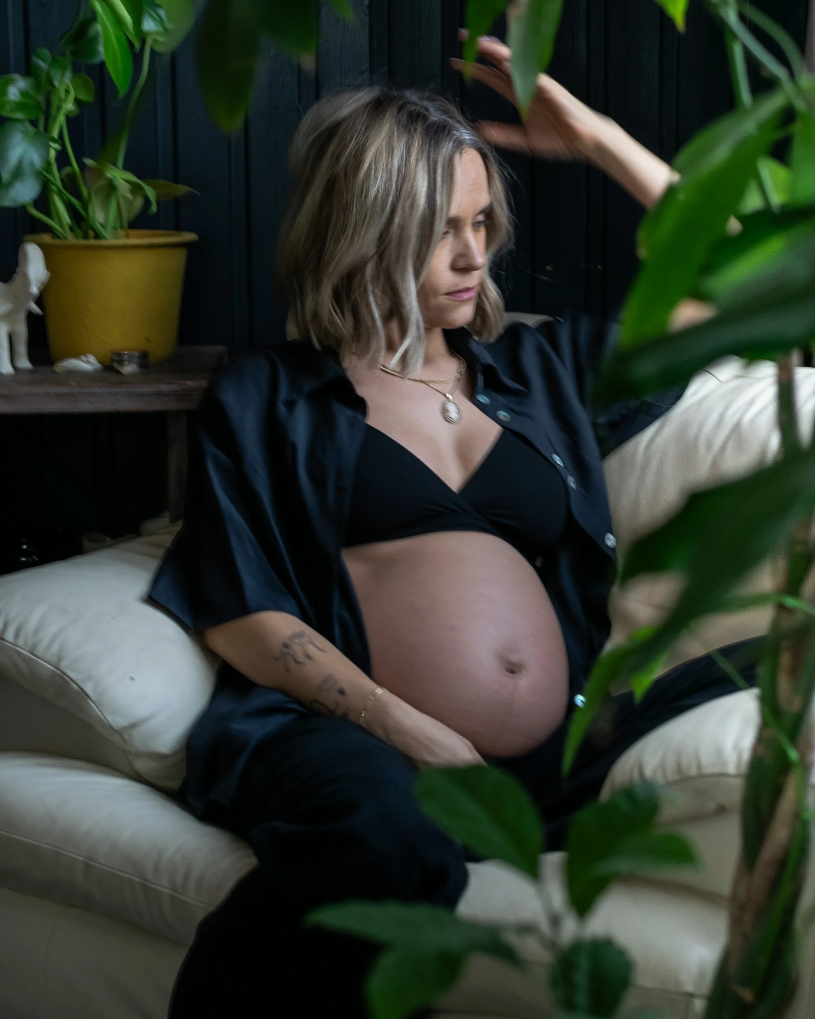 Artistieke zwangerschapsboudoir met focus op de buik in een studio in antwerpen