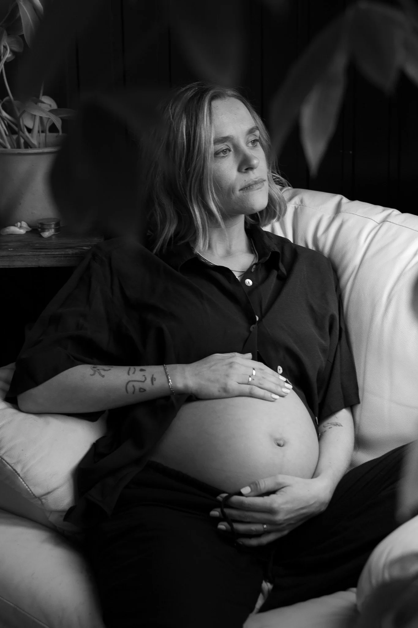 Zwangere vrouw in artistieke pose, zwart-wit fotografie in antwerpen