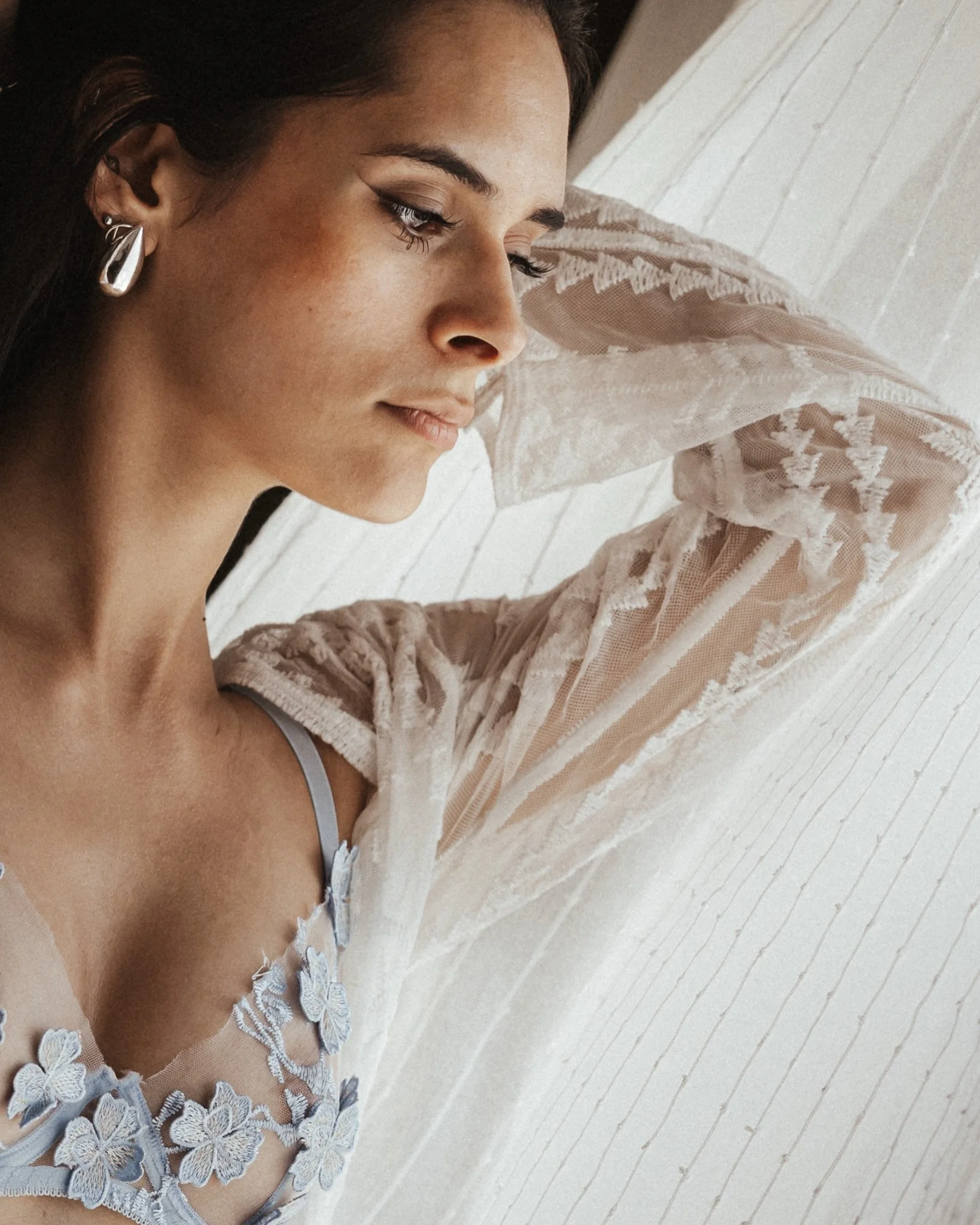 Misschien ben ik geen goede boudoirfotograaf.
Ik hou niet zo van die gepolijste foto&rsquo;s: perfecte huid, ongemakkelijke poses, beelden waarin je jezelf binnen 10 jaar waarschijnlijk niet meer herkent.

Ik hou meer van het rauwe. De echtheid. Soms
