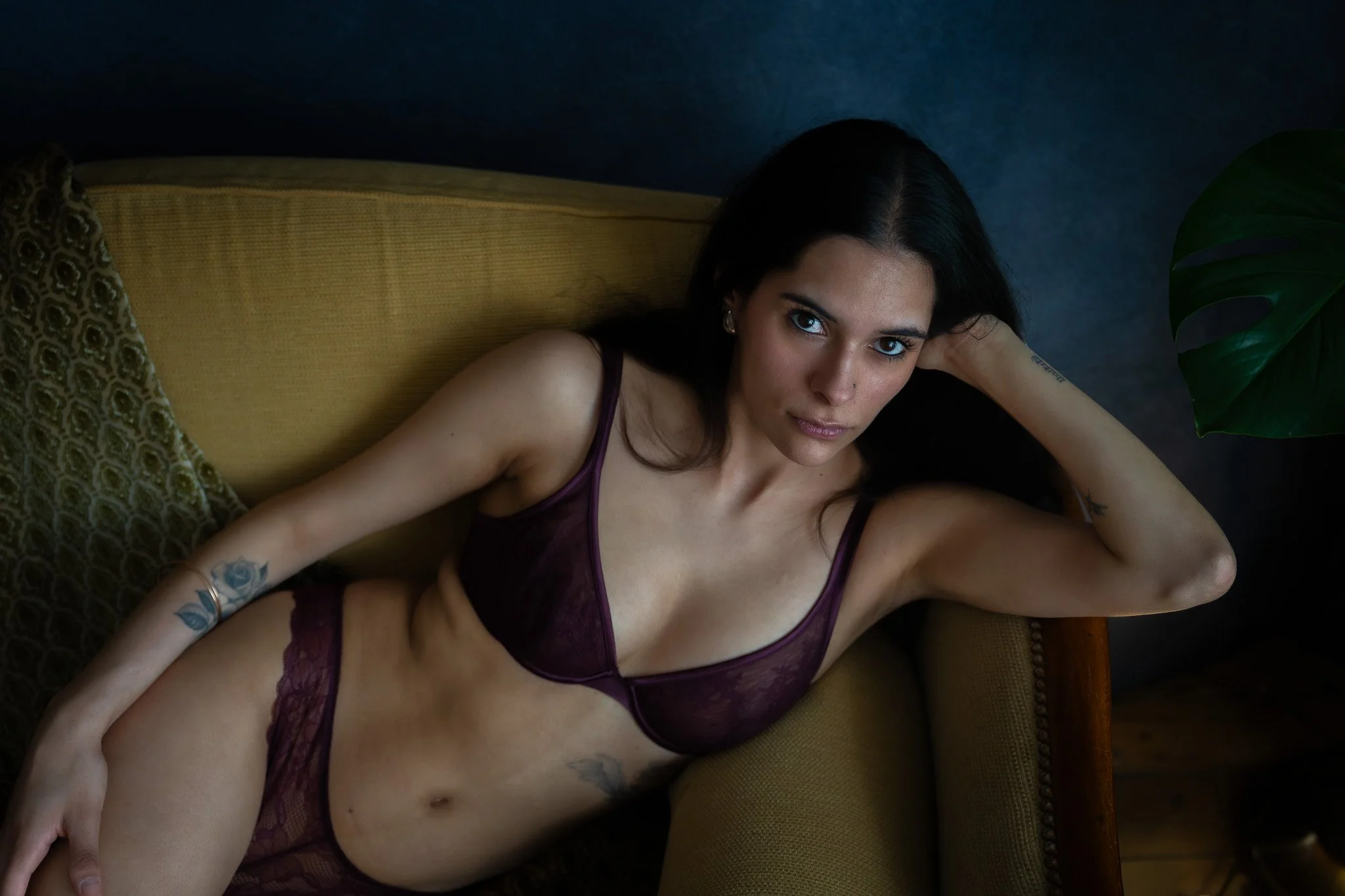 Low-key boudoir fotografie met natuurlijk licht.