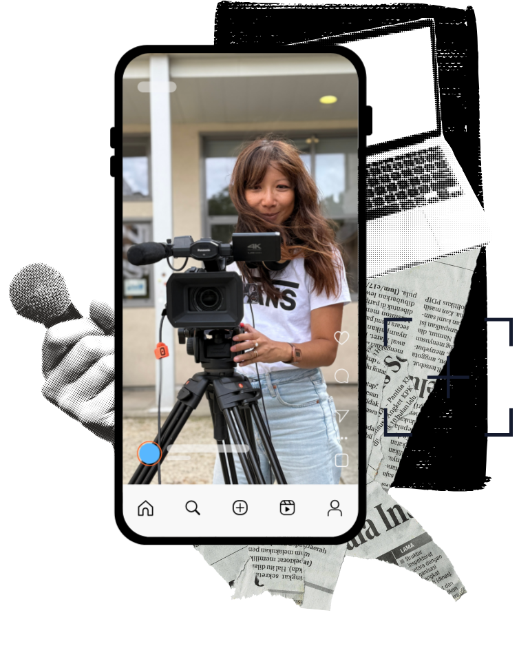 Une femme prenant une vidéo avec une caméra sur un trépied, visible à travers un écran de smartphone posé devant elle.