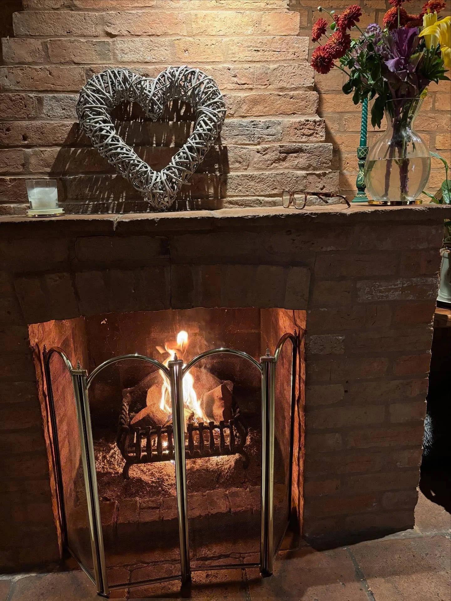 ✨ The Call of the Darker Nights ✨
The darker nights are drawing in, and with them comes the ancient invitation to winter.
To soften.
To reflect.
To tend the inner flame. 🔥
💚 In my Irish bones, this time of year has always stirred something deep &md