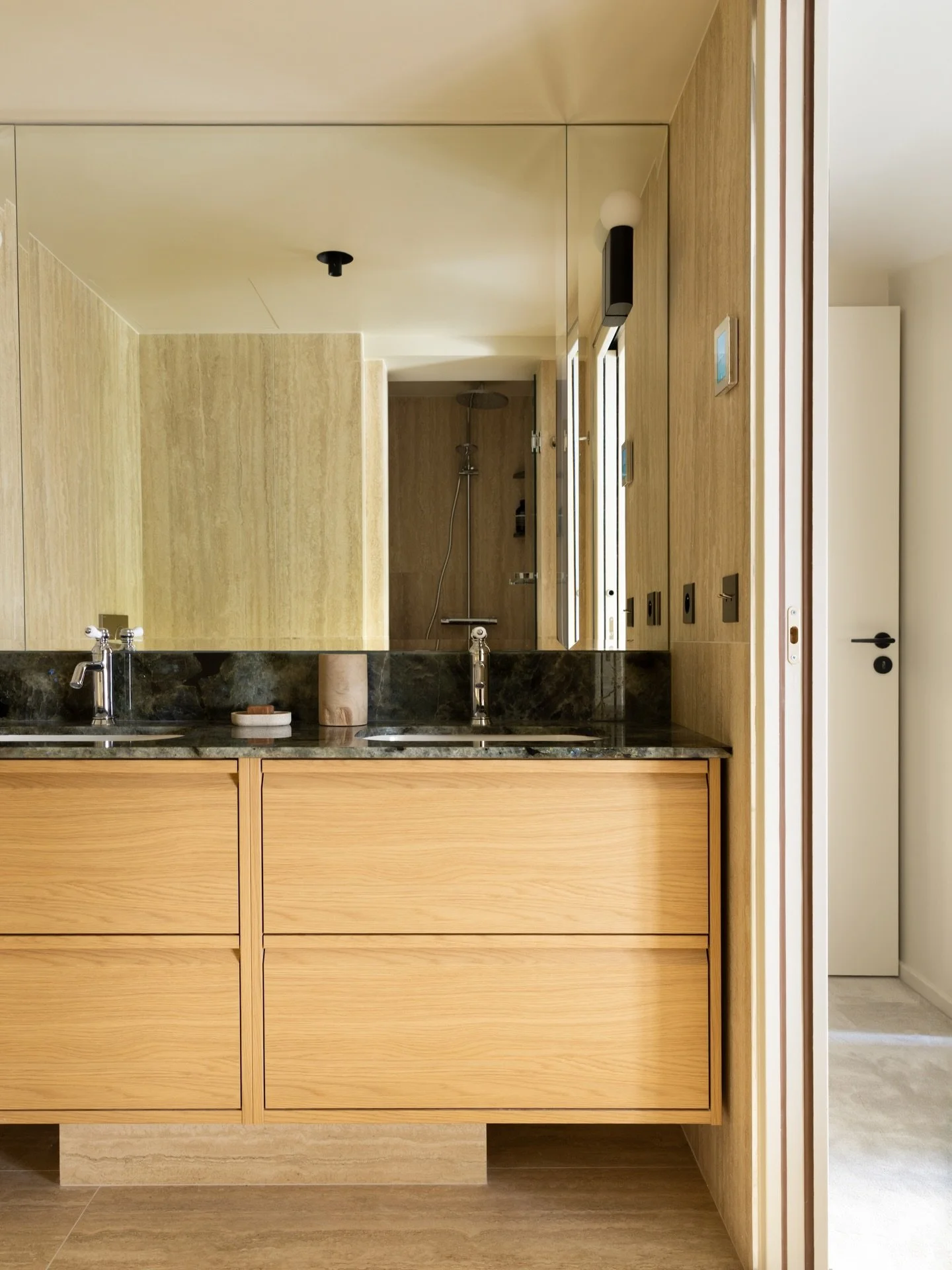 La salle de bain est un projet &agrave; part enti&egrave;re o&ugrave; se croisent de nombreux corps de m&eacute;tier, rendant la coordination et les choix techniques essentiels d&egrave;s la conception.

Un espace technique, intime, utilis&eacute; au