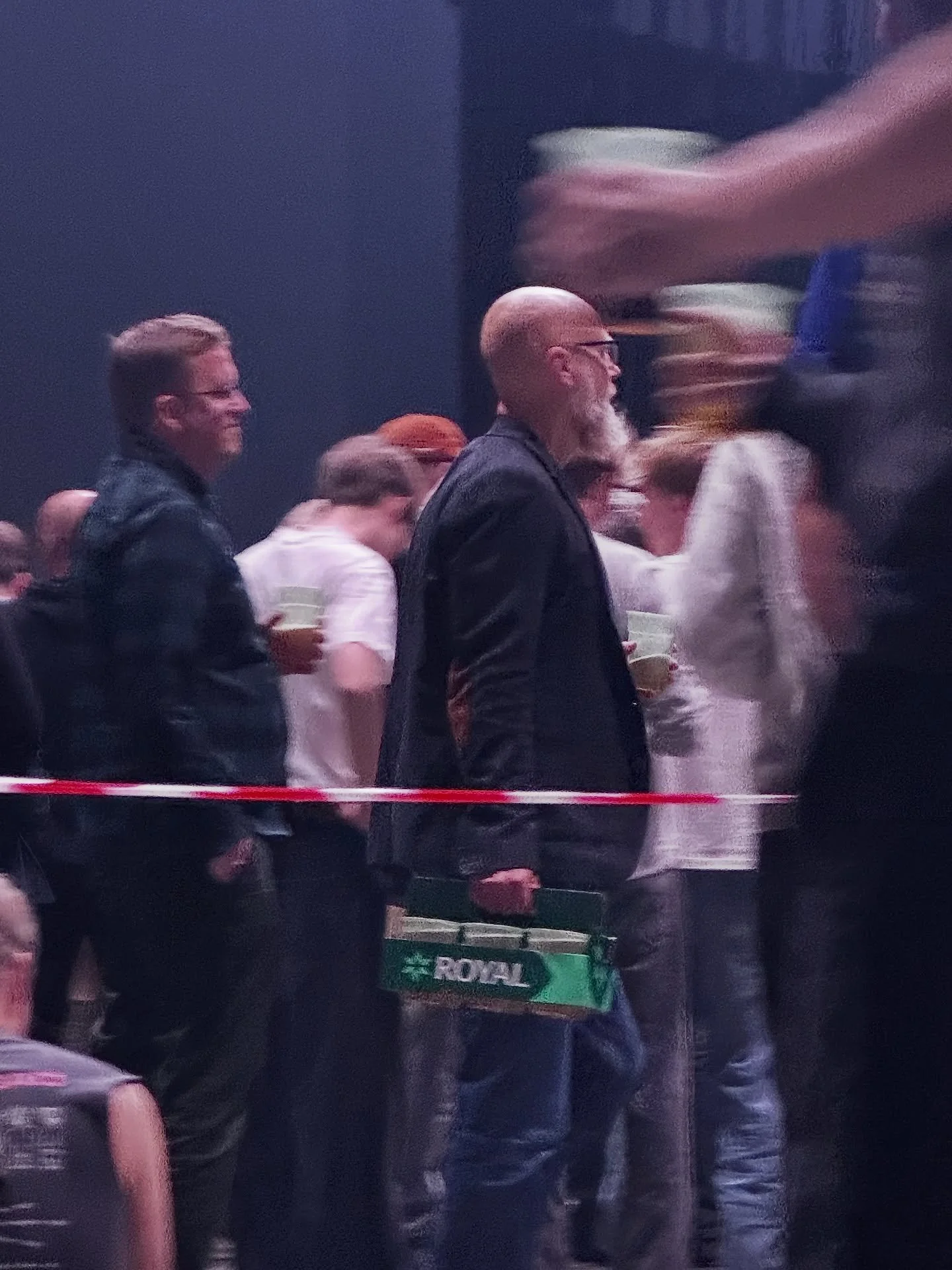 J&rsquo;aime regarder ce qui se passe autour.

Les silhouettes,
les gestes r&eacute;p&eacute;titifs,
les packs verts comme un motif.

Et depuis que j&rsquo;ai des enfants,
j&rsquo;ai d&eacute;velopp&eacute; un int&eacute;r&ecirc;t tr&egrave;s s&eacut