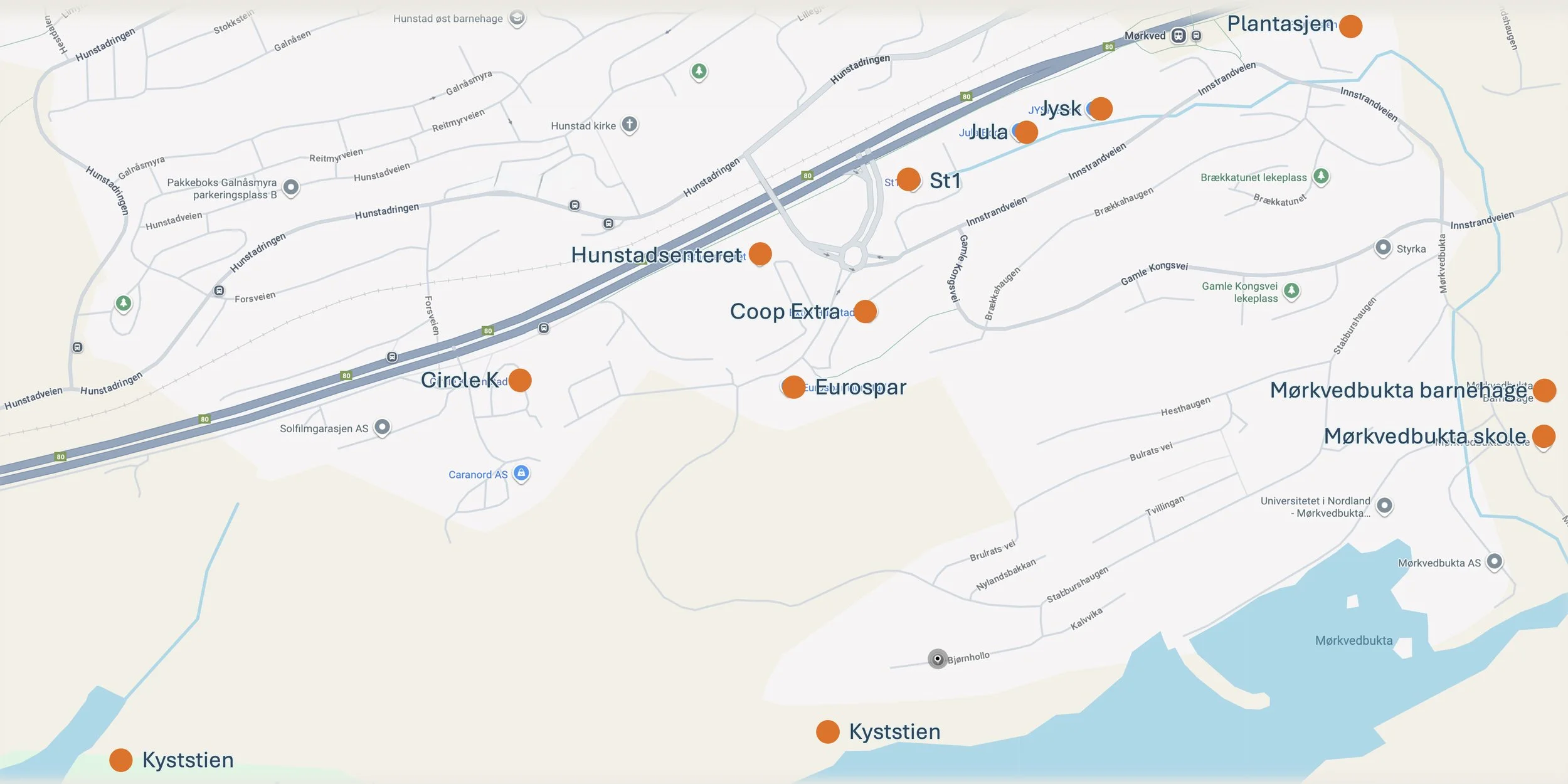 Kart over et område i Hunstad Sør med steder markert med orange prikker, inkludert Kyststien, Mørkvedbukta barnehage, Mørkvedbukta skole, Plantasjen, Jysk, St1, Hunstadsenteret, Coop Extra, Eurospar, Circle K og Kyststien.