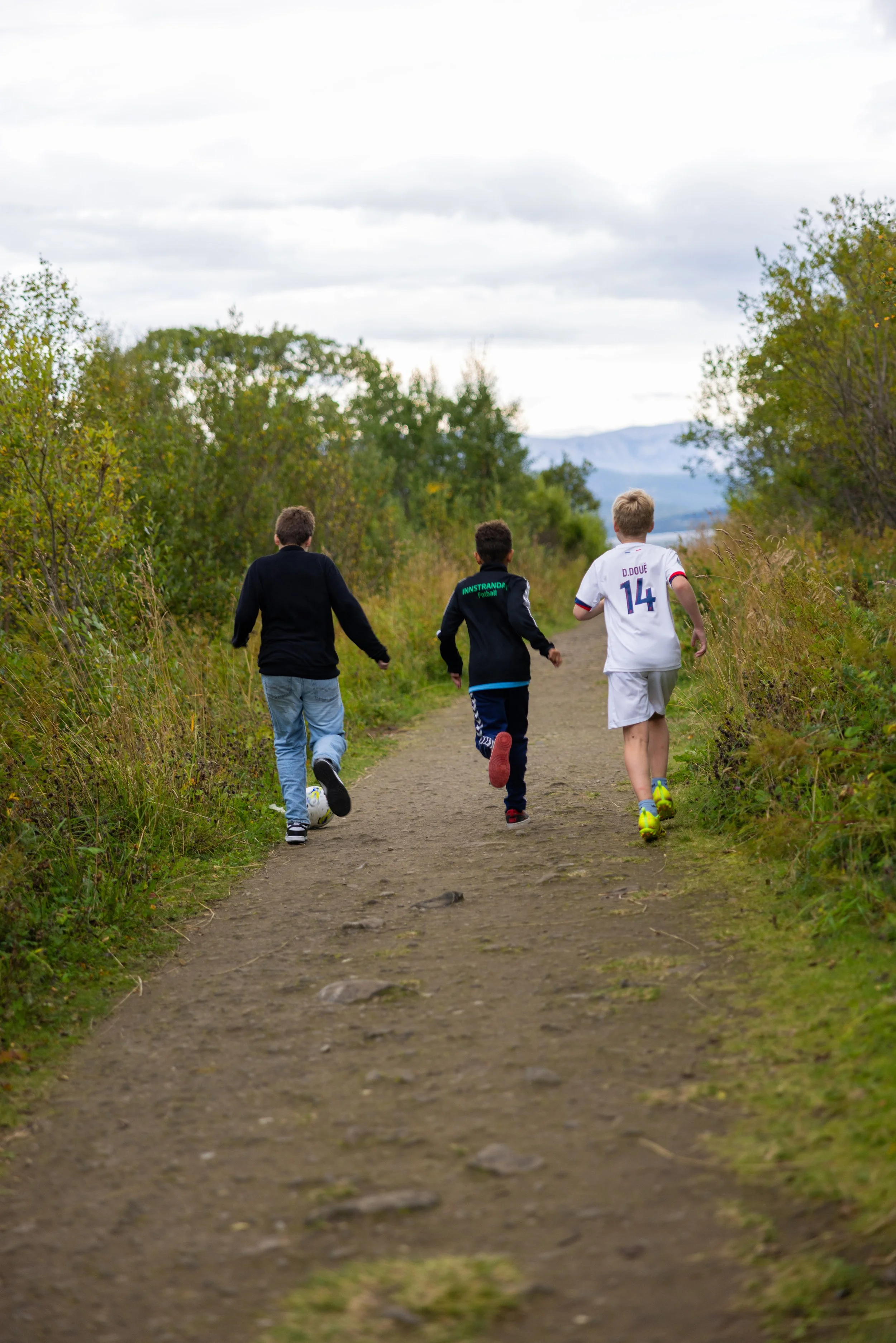 Bilde av barn i frilek i naturen