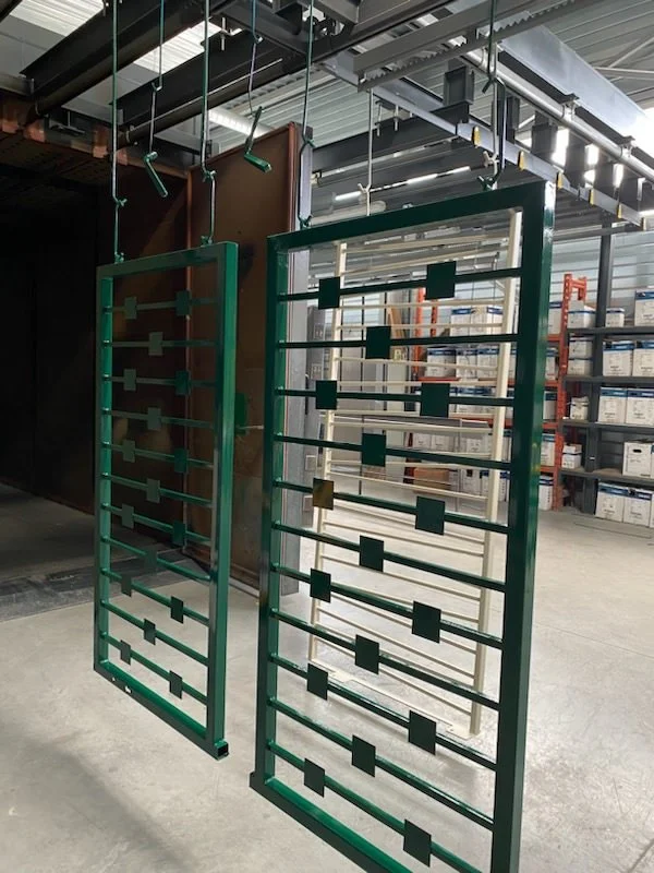 Portail métallique soigneusement décapé puis repeint en vert, offrant une finition lisse et homogène qui modernise la façade à Saint Sébastien sur Loire.