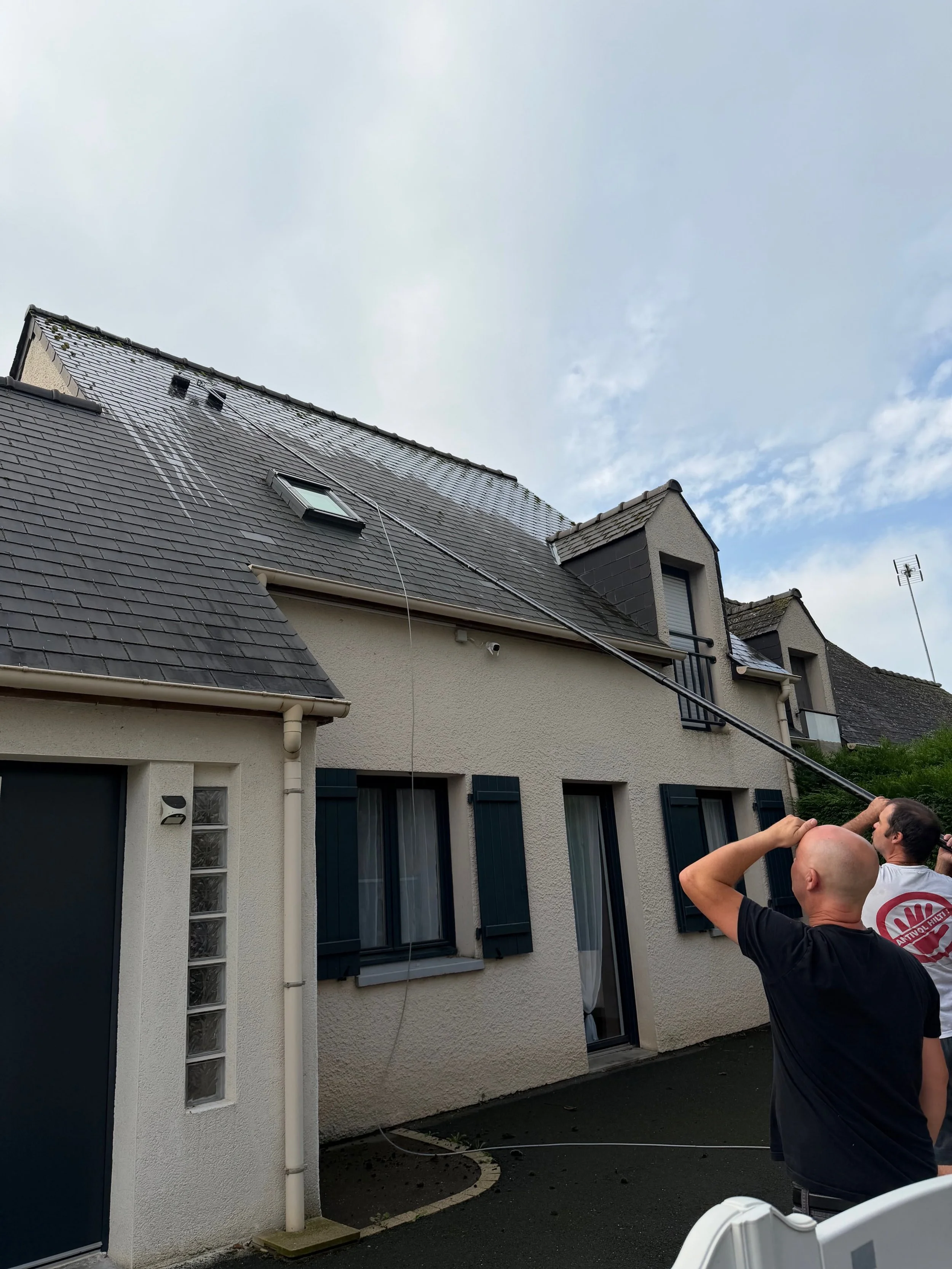 Comment enlever la mousse sur un toit sans monter dessus ?