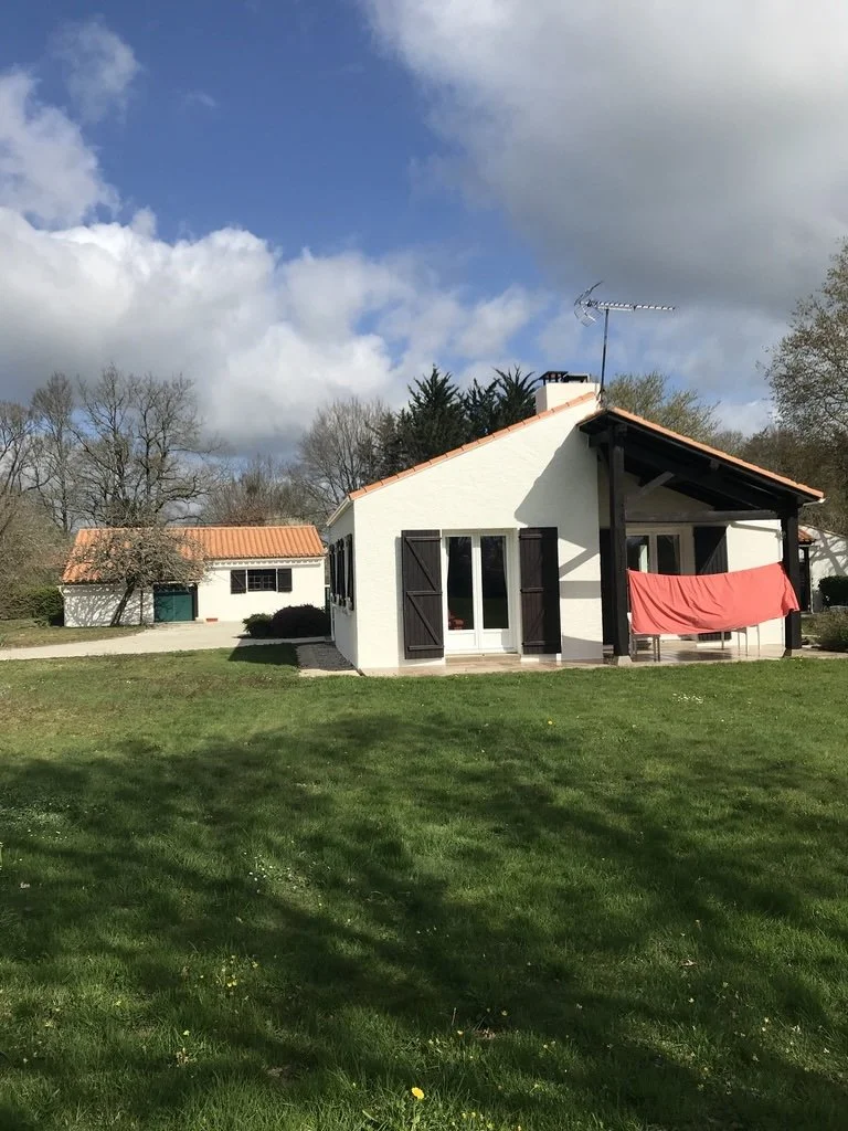 Nettoyage doux à basse pression en cours, préparation minutieuse pour une adhérence parfaite Les Sorinières.