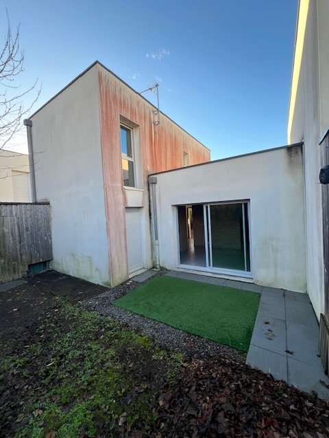 Comment nettoyer les traces rouges de la façade en Loire-Atlantique, autour de Nantes ?