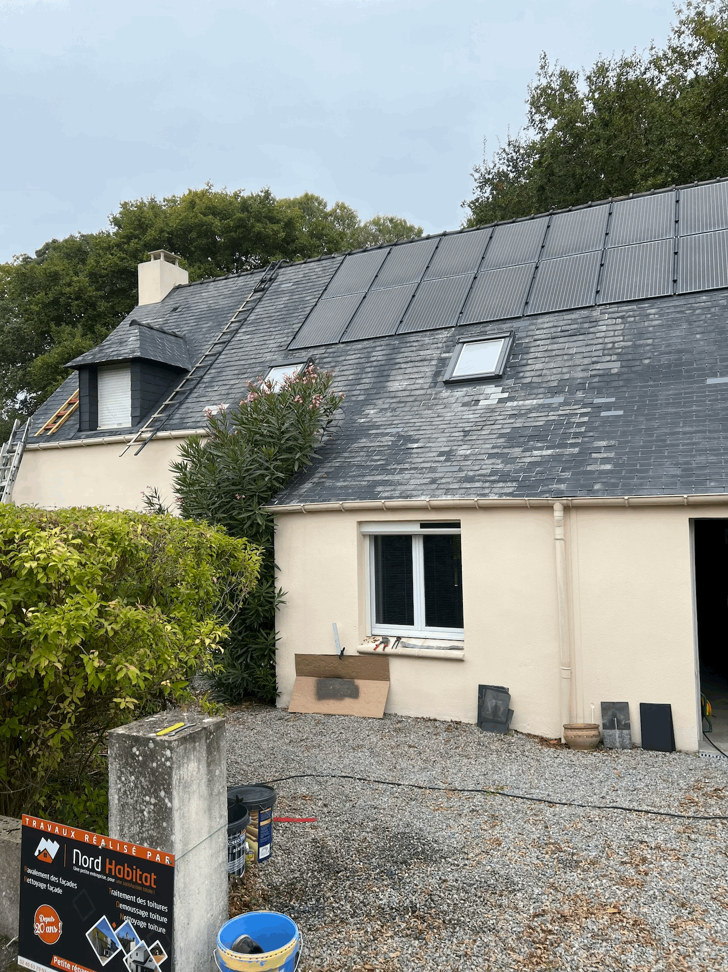 Toiture blanchie à Nantes : causes, nettoyage et traitement professionnel