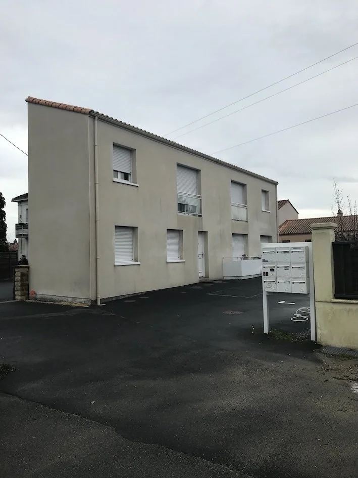 Nettoyage doux des façades encrassées à Saint-Sébastien-sur-Loire, diagnostic sur place et traitement anti-mousse pour protéger efficacement les maisons individuelles.