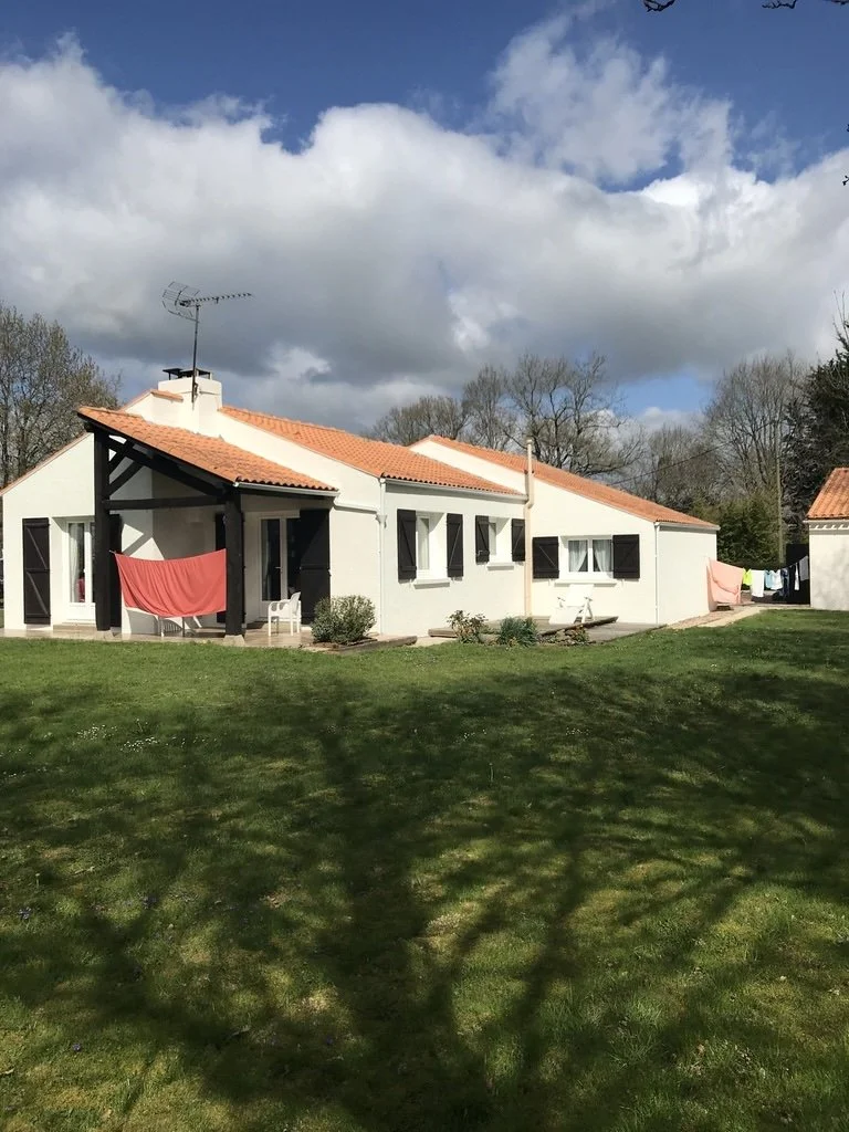 Rénovation complète terminée sur Les Sorinières : façade éclatante, protégée durablement par peinture microporeuse premium. 