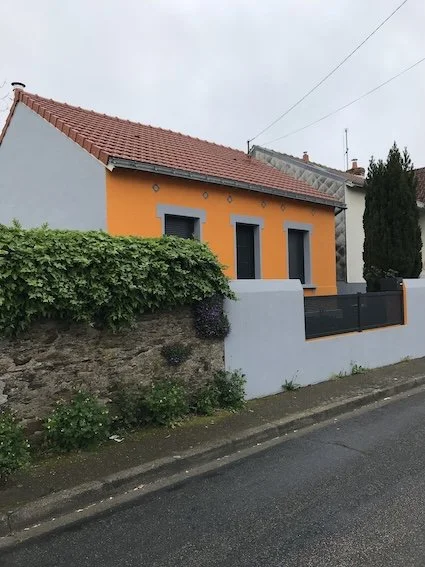 Finition peinture de façade orange et gris au cœur de Rezé, pour une maison plus moderne, harmonieuse et durable.