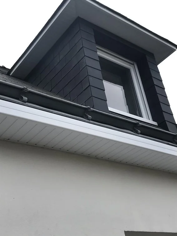 Transformez vos avant-toit et combles en PVC avec Nord Habitat : esthétique unifiée, meilleure isolation, sécurité anti-nuisibles en intervention express locale.