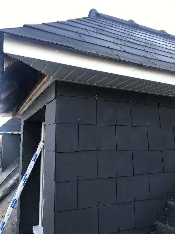 Nord Habitat pose rapidement votre sous-face PVC : fixation discrète, étanchéité parfaite, adaptation idéale aux vents de l’Atlantique pour combles sains.