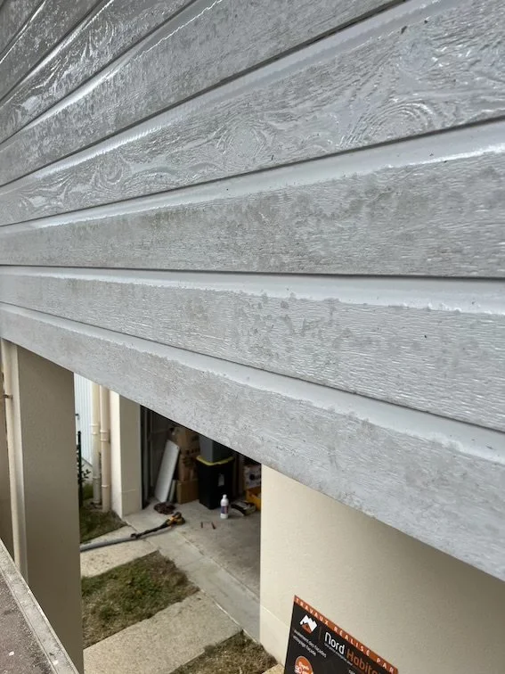 Remise en état bardage bois : Ponçage intensif du bois dégradé, décapage complet pour renaissance totale.