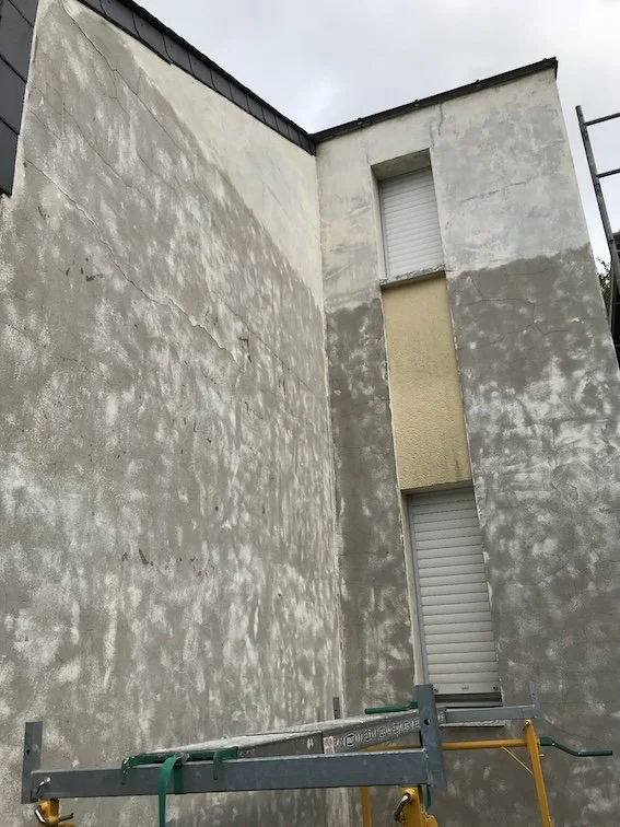 Décapage complet du revêtement ancien par ponceuse béton professionnelle pour obtenir un support parfaitement sain et adhérent.