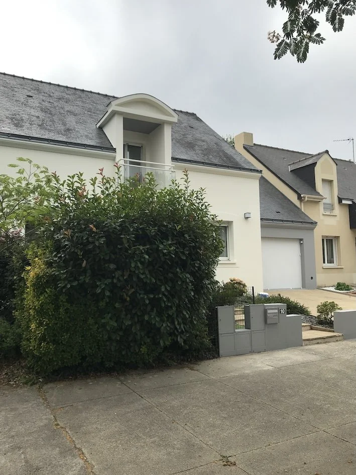 Maison contemporaine située à Nantes, entièrement rénovée. Après la reprise des enduits en partie basse pour traiter les remontées d’humidité, l’ensemble des façades a reçu une nouvelle peinture, offrant un rendu homogène, durable et soigné.
